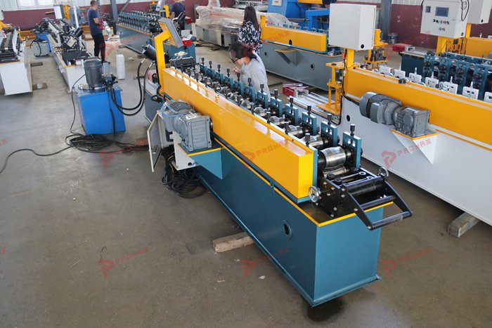 Omega profile forming equipment for customized metal construction sections