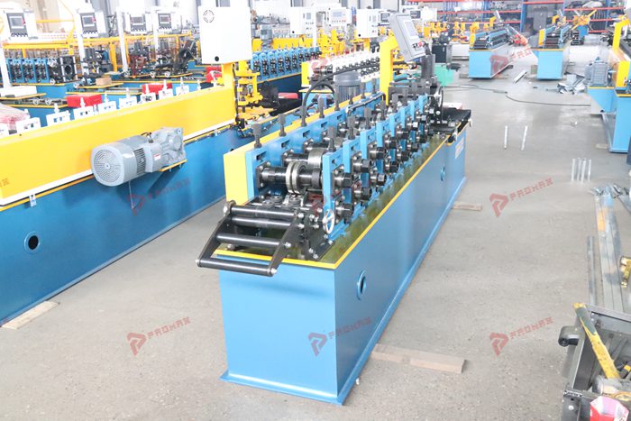 L-shaped metal profile roll forming machine with forming stations