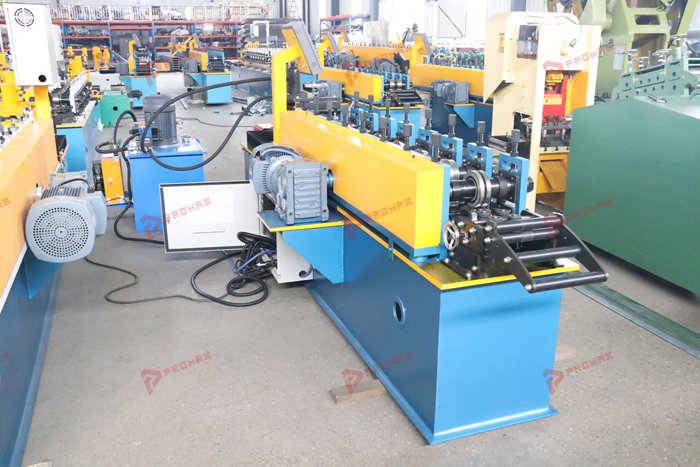 Angle keel roll forming equipment with progressive metal forming stations