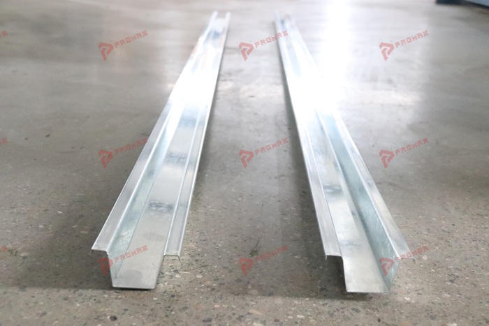 Hat profile forming machine for manufacturing metal furring channels