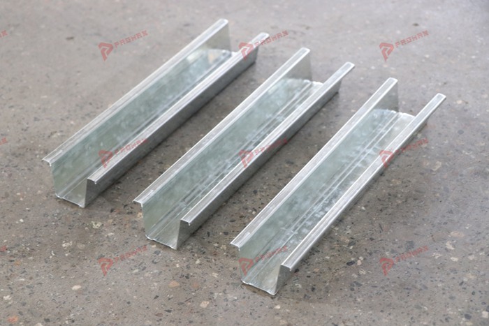 Hat-shaped metal profile forming equipment for continuous production