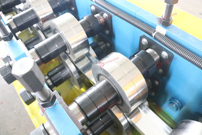 U-shaped metal profile forming machine for continuous channel manufacturing
